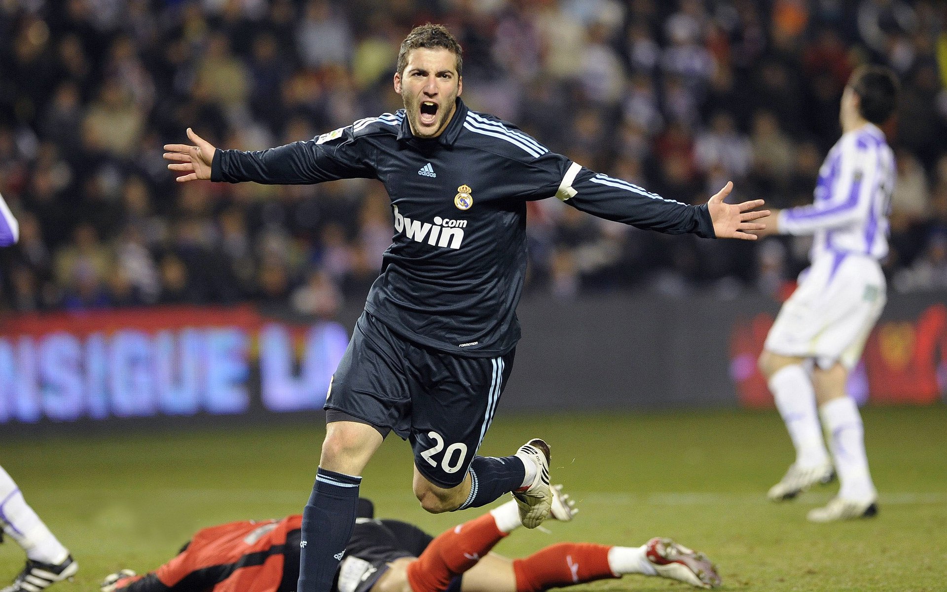 林丹重回母校激励学生追逐梦想,林丹 上校